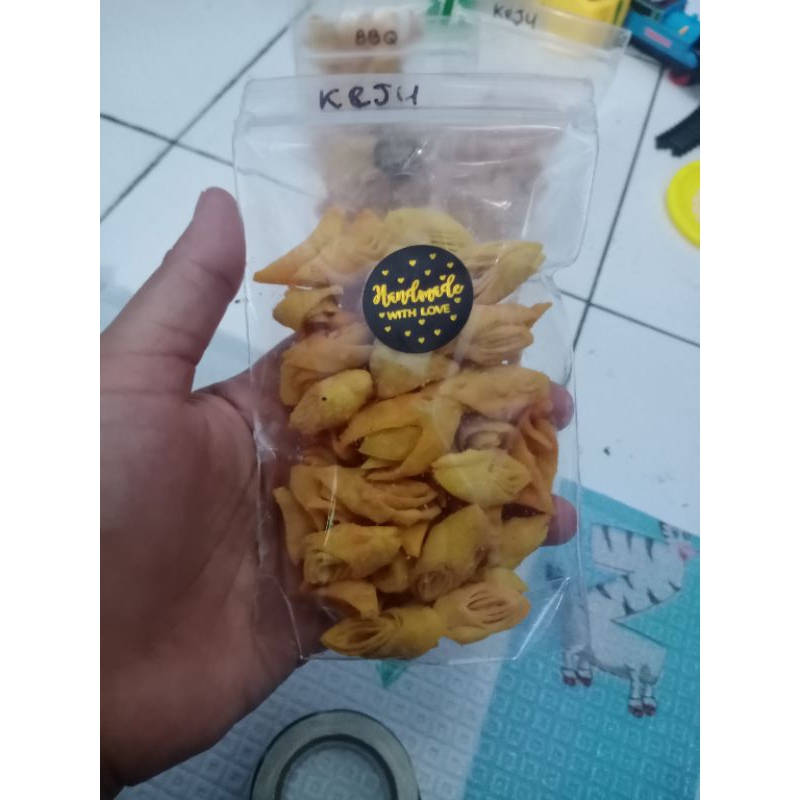 

camilan keripik pangsit rasa-rasa