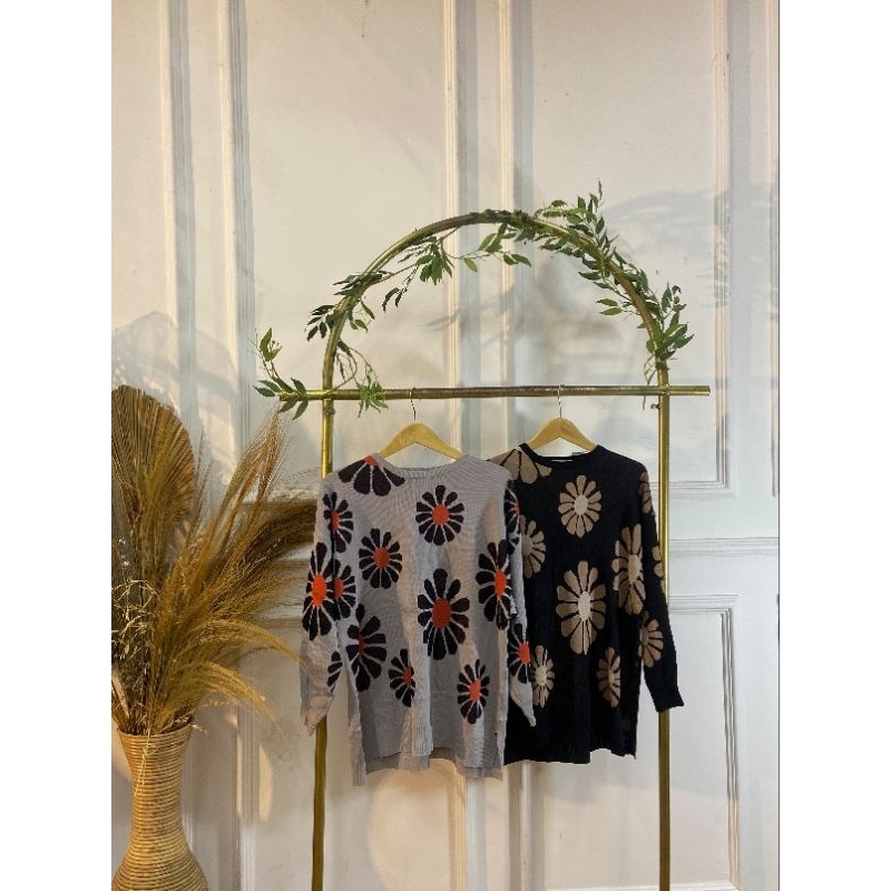 Sweater wanita rajut motif bunga.