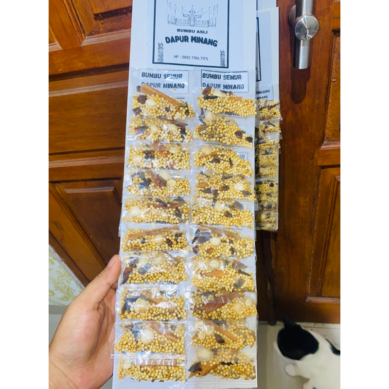 

Bumbu Semur & bumbu opor 1 rentneg ( 20 bungkus )