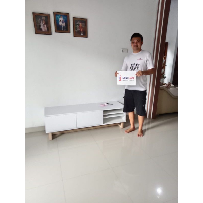 Meja tv putih glossy uk180x40x55cm