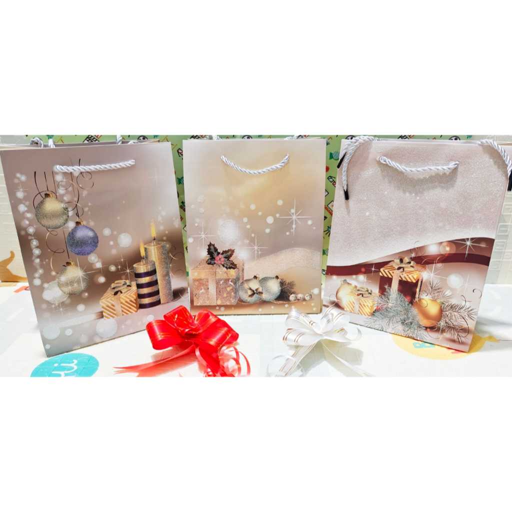 

PAOPAO Paperbag Sedang Merry Chritsmas Ball Manik Bling Bling Tas Kado Natal Design