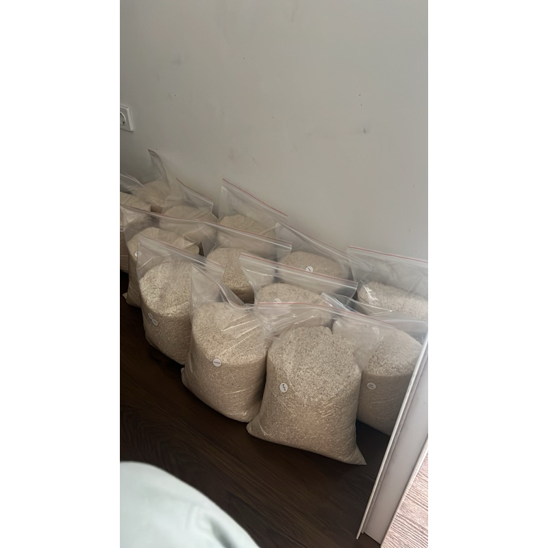 

beras premium quality | Aman terpecaya | tdk mudah basi | langsung dari Cianjur | enak wangi |