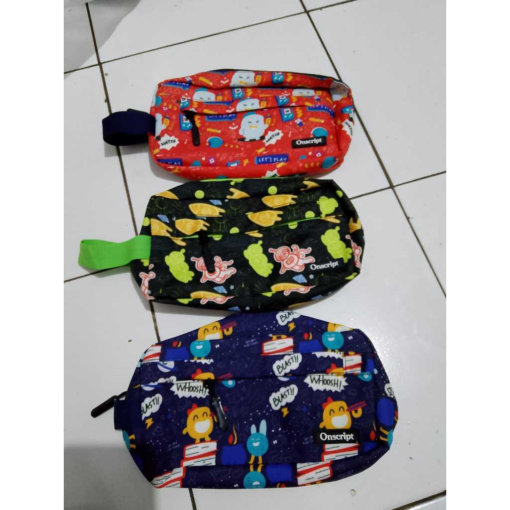 

Kotak Tempat Pensil Motif Karakter Pencil Case Onscript motif Warna