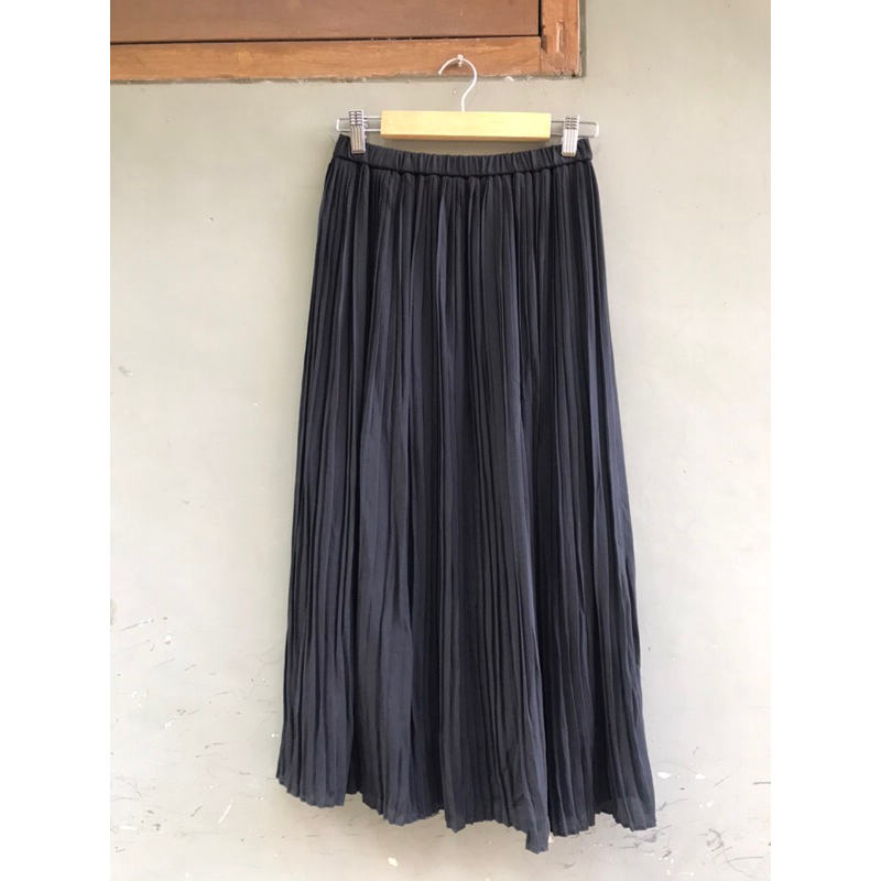 preloved rok uniqlo-preloved rok hitam-rok plisket uniqlo
