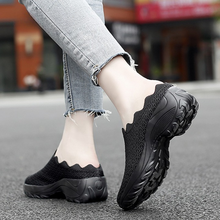 Sepatu Slip on Wanita Ringan Outdoor Fashion Sneakers Hitam