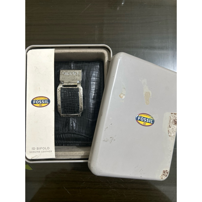 Preloved dompet id kartu fossil hitam original dengan tin box ori ocil f o s s i l