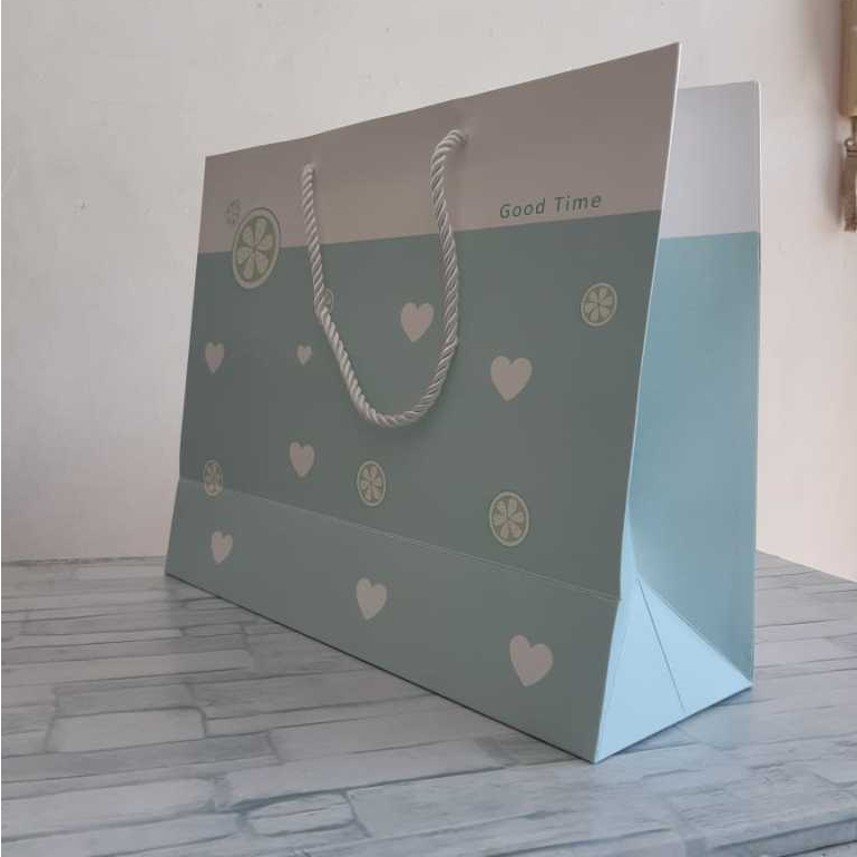

PAPER BAG SEDANG UKURAN [30,3x11,5x25,5]cm PxLxT Horizontal Motif