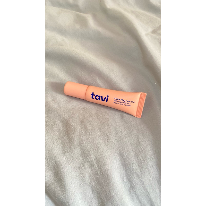 blush on tavi