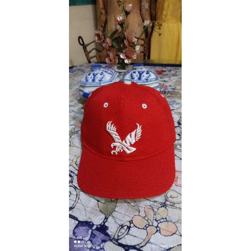 TOPI NEW ERA x EWU