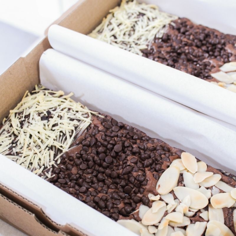 

Fudgy Brownies Zha's Kitchen Reguler Size (Choco, Red Velvet, Matcha)