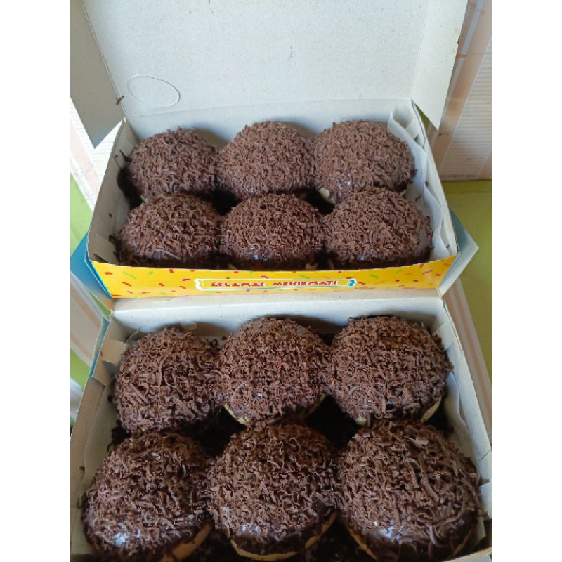 

GR roti donat susu jabrik isi 6 double toping coklat lumer+serut + keju serut, fresh