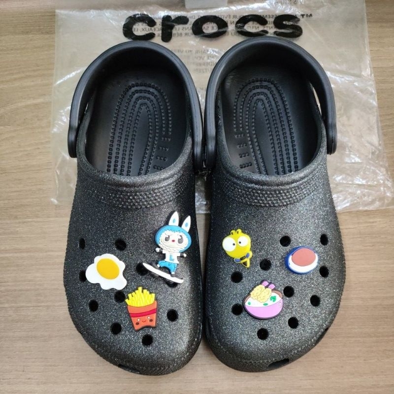 SANDAL CROCS CLASSIC GLITTER BLACK NO CUTTING MADE IN INDONESIA M6/W8 ASLI ORIGINAL AUTHENTIC 100% M