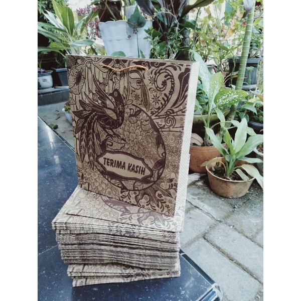 

PAPERBAG M URAH MOTIF BATIK ISI 100 PCS