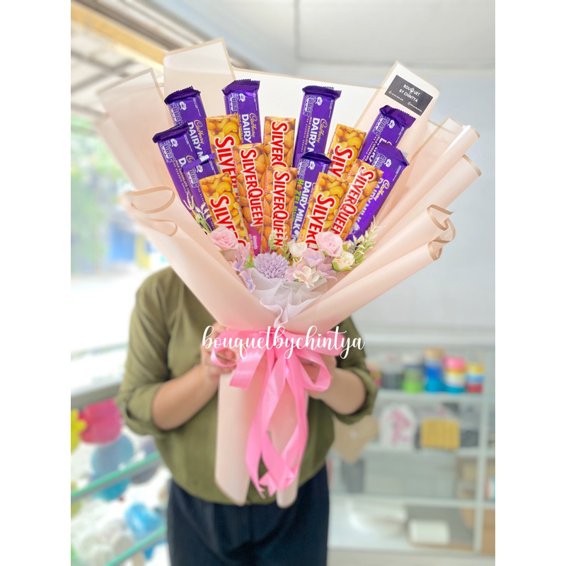 

BUKET COKLAT VALENTINE KADO HADIAH WISUDA ANNIVERSARY BUKET SILVERQUEEN DAIRY MILK BUNGA ARTFICIAL