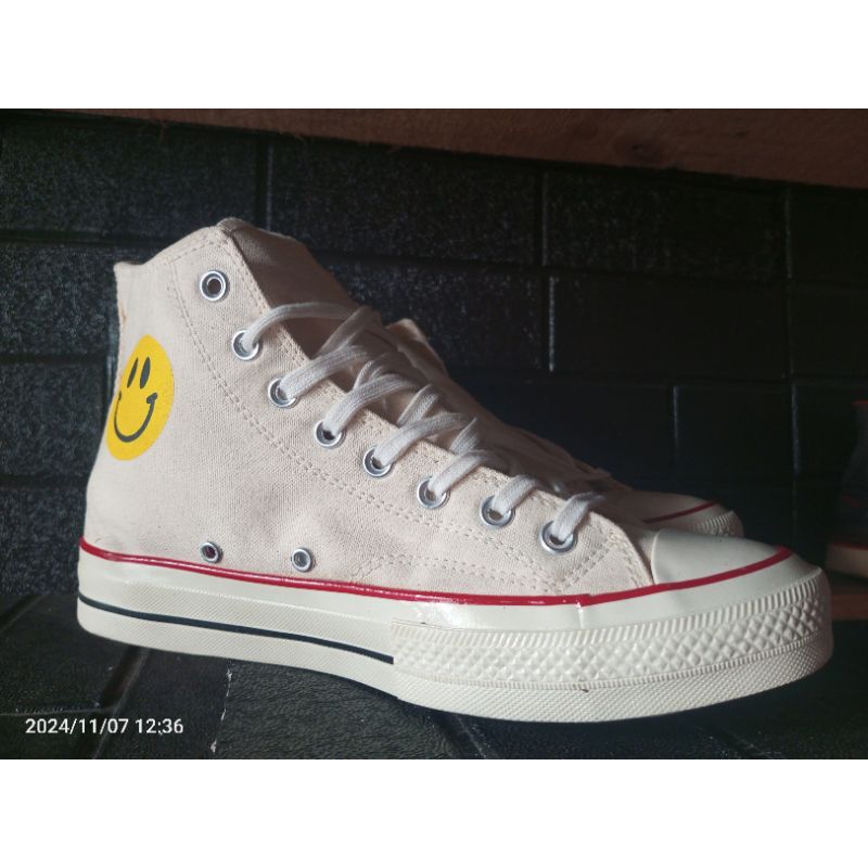 sepatu Converse smile