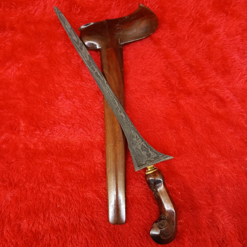 Keris sepuh , dhapur : kebo lajer . pamor : kulit semongko eksklusif tangguh : Madiun sepuh .