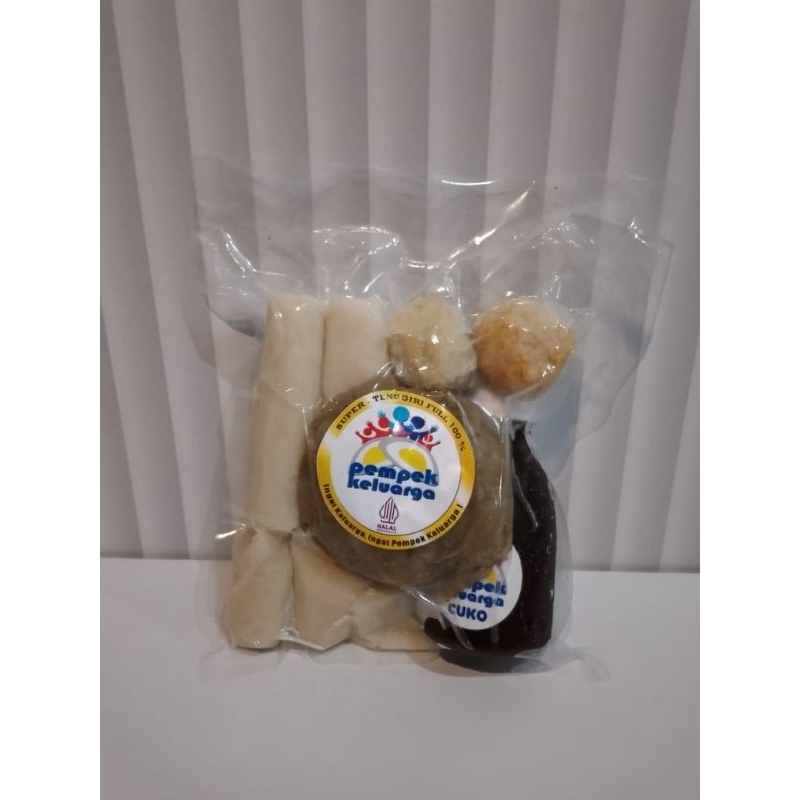 

pempek Super Tenggirii Small (pempek Lenjer,kulit,selam,adaan,cuko)