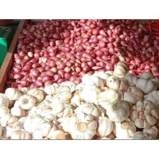 

1/2 bawang merah dan 1/2 bawang putih