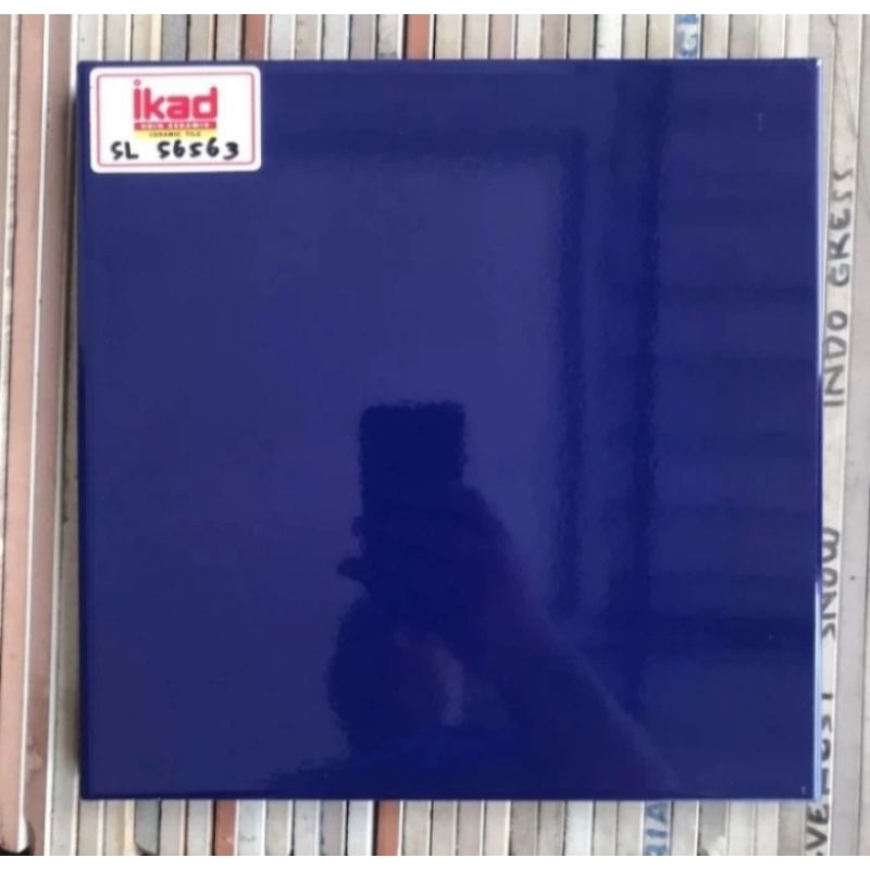 keramik ikad biru tua 25x25 nsn
