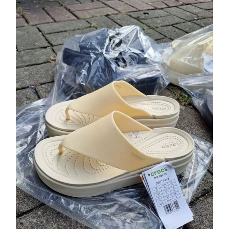 SANDAL CROCS BROOKLYN JEPIT/CROCS BROOKLYN WANITA/SANDAL JEPIT WAGES