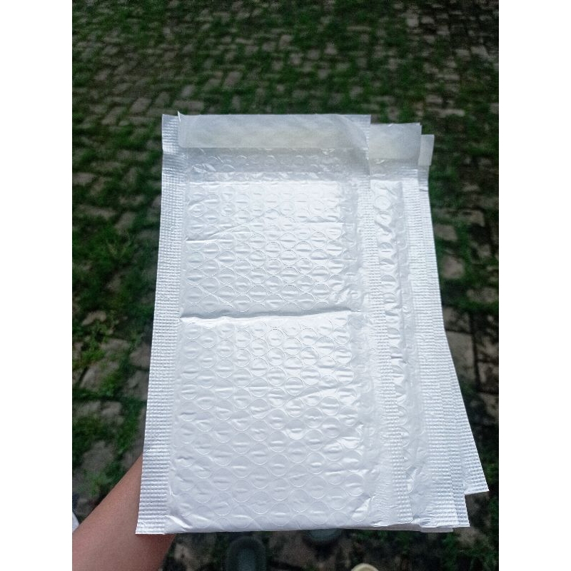 

isi 19 Bubble mailer Warna putih 12x22