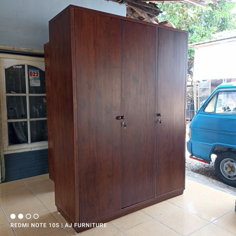 lemari almari pakaian baju kayu jati 3 pintu 2 ruang laci dalam minimalis