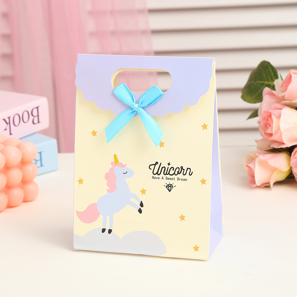 

Tas Tenteng Bingkisan | Gable Box | Tas Hampers | Tas Bingkisan | Tas Bingkisan Warna Motif Unicorn