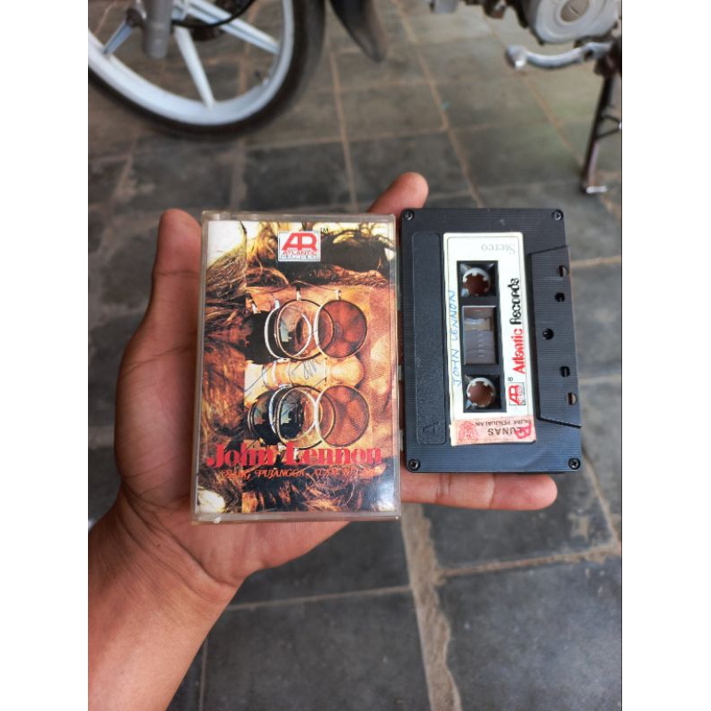 kaset pita john lennon nyala