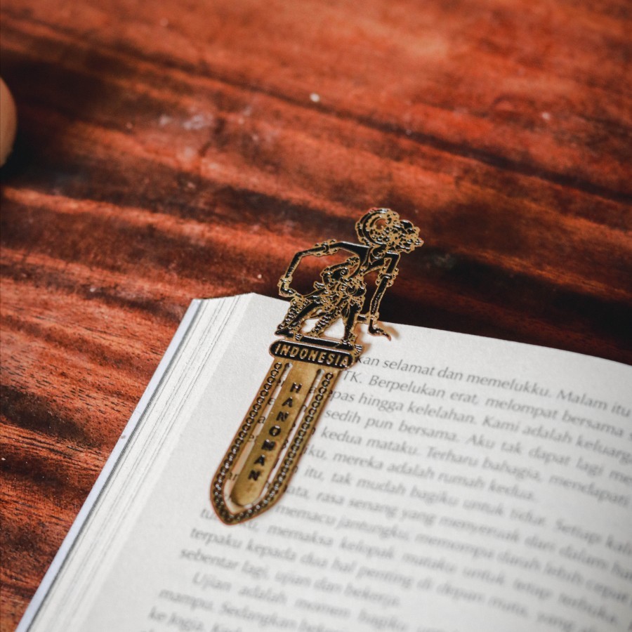 

Pembatas Buku Logam Kuningan Edisi Tokoh Wayang Puppet Figure Edition Brass Metal Bookmark Indonesian cultural arts