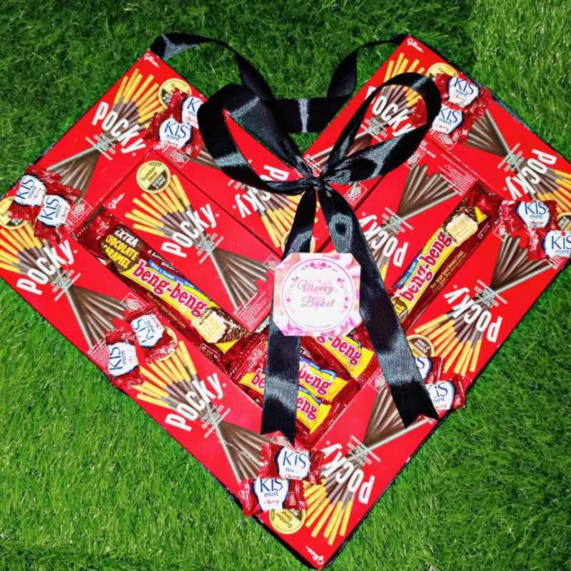 

POKCY LOVE MERAH MIX KISS MERAH TAMBAHAN POCKY DAN BENGBENG KECIL DAN BESAR