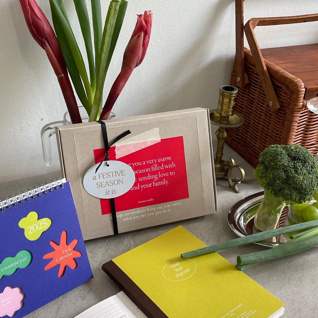 

Mistletoe Christmas Gift Set by Keartas Studio (Undated One Year Planner & 2025 Desk Calendar) Hampers/Natal/Kalender/Journal