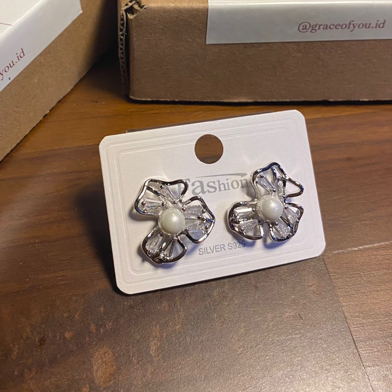 Graceofyou - Luna Petals Earrings - Anting Stud Mutiara Wanita KKV Korea Berkualitas