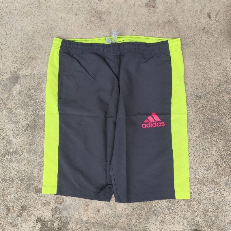 Celana pendek pria olahraga adidas hijau abu