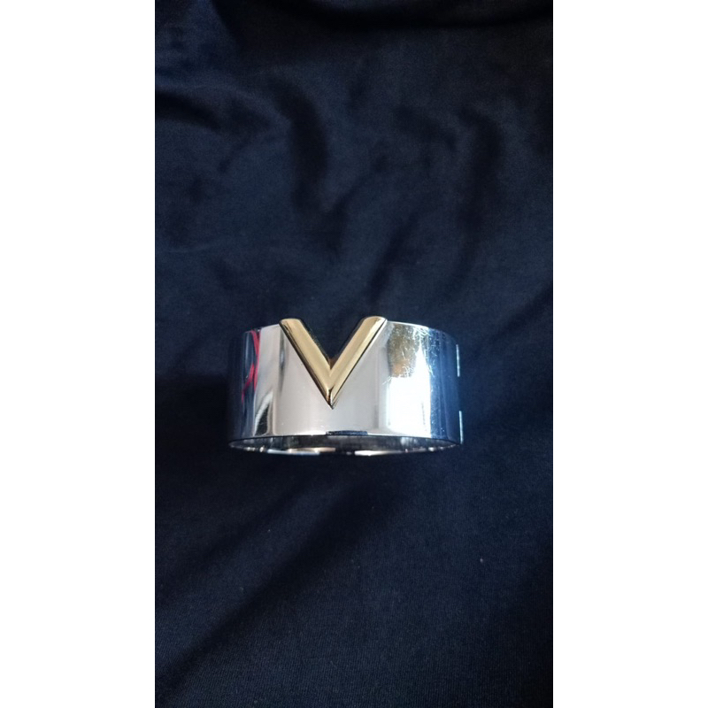 Gelang LV