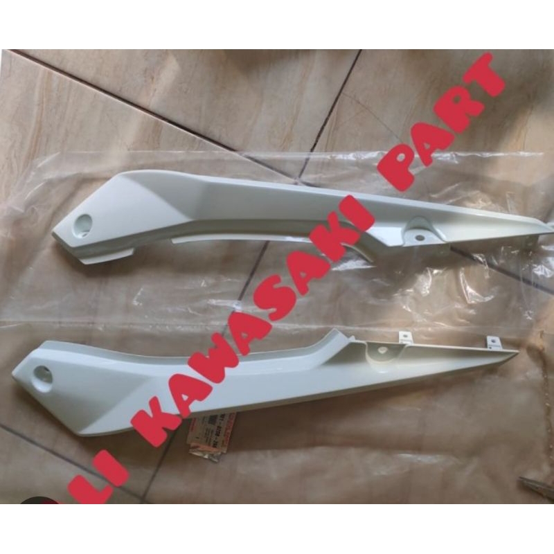 COVER BODY BELAKANGNYA KAWASAKI KSR 110 PUTIH ORIGINAL