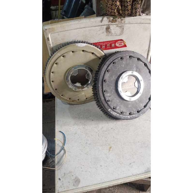 sikat kusus poles lantai