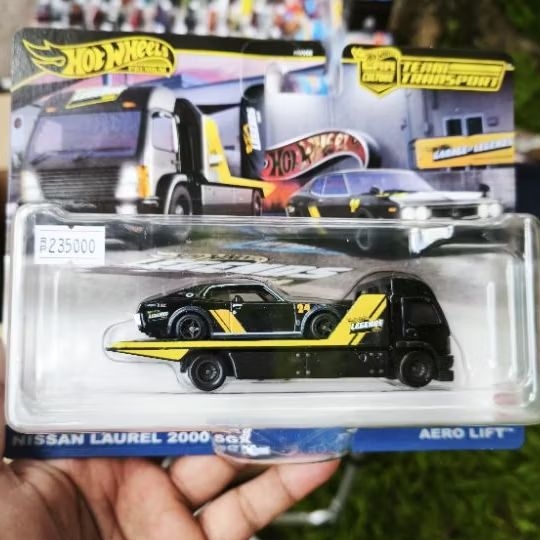 Hotwheels premium Team Transport Nissan Laurel & Aero lift legend tour