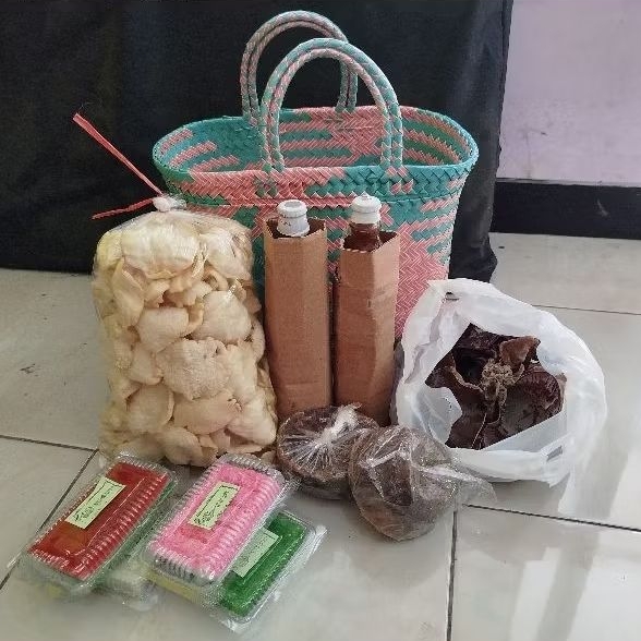 

Hampers/Bingkisan Oleh-oleh Tradisional Kerupuk Sirup Jahe Gula Jawa