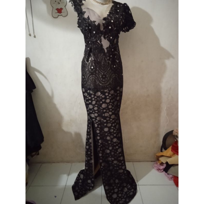 dress pesta panjang hitam kombinasi brokat belah samping