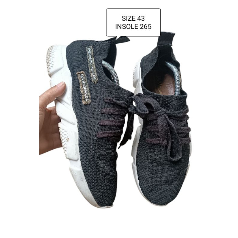 SEPATU SNEAKERS PRELOVED SIZE 43