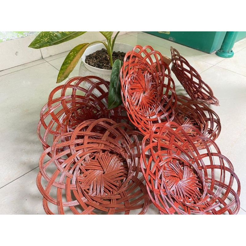 Piring acara hajatan atau pesta dari anyaman lidi sawit