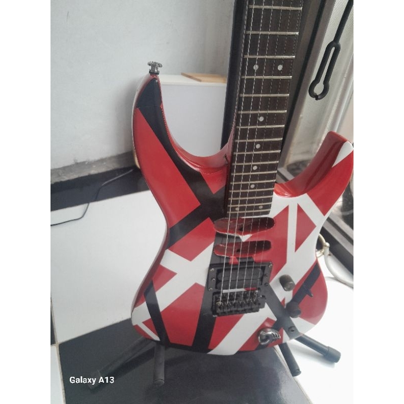 gitar listrik MERK YAMAHA motif frankenstrat