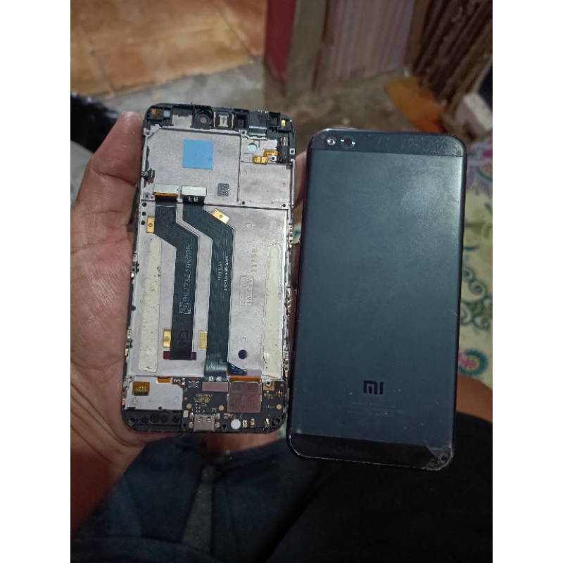 kesing xiomi mi 5c ori copotan papan casan masih normal cuma flexible aja ada yg sobek...lcd jelek