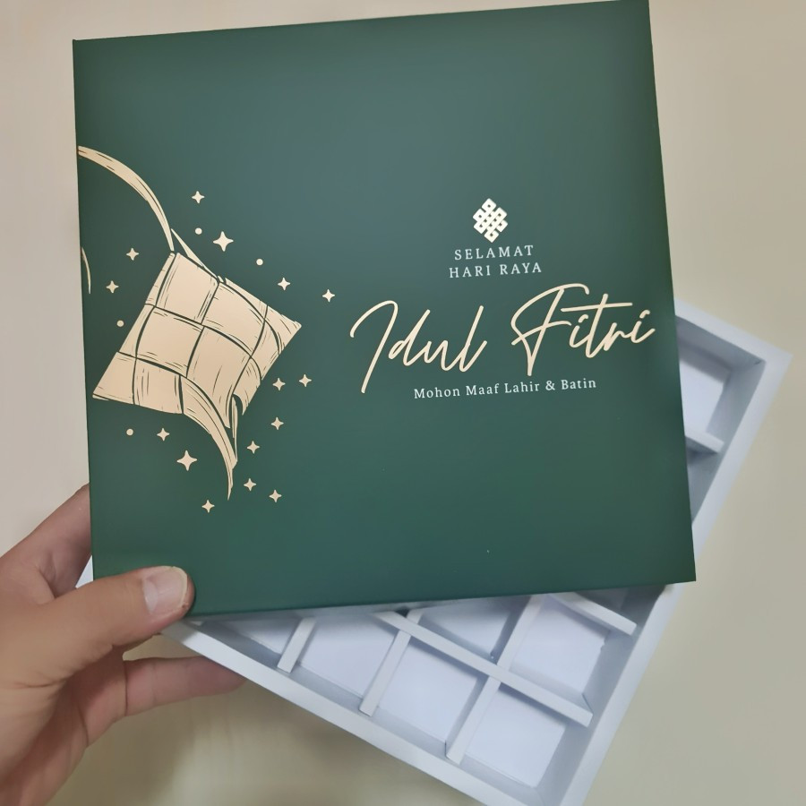 

( 5 pcs ) kotak packaging hampers kue lebaran motif hijau putih ketupat box sekat 25 leminasi doff ukuran 20x20x3.5 cm