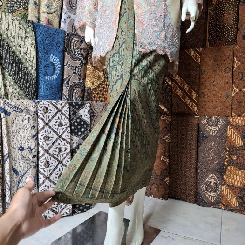 Pre Order Kain Batik dan Rok Wiru Hijau Sage Lereng Burung Merak Bawahan Kebaya Wisuda Lamaran Prodo