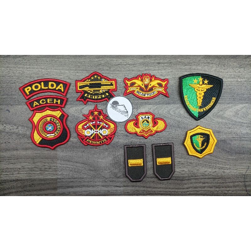 Atribut Polri Dokkes timbul