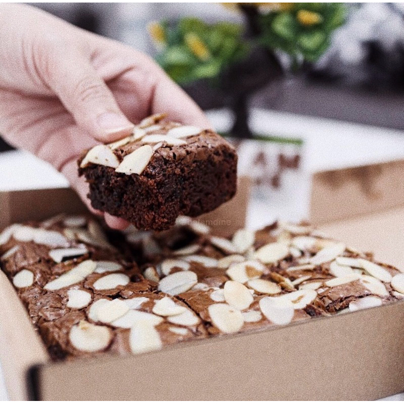 

Almond Brownies 18x18