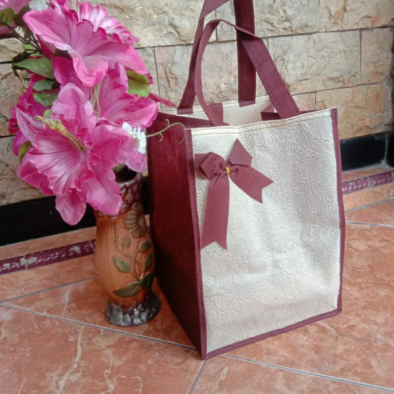 

Tas Hajatan Embos Pita 18x18x27 cm/ Tas Kotak Nasi/ Goodie Bag/ Tas Spunbond