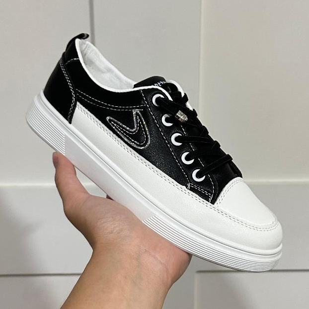 Sepatu Sneakers Wanita Import Bahan Kulit PU Premium