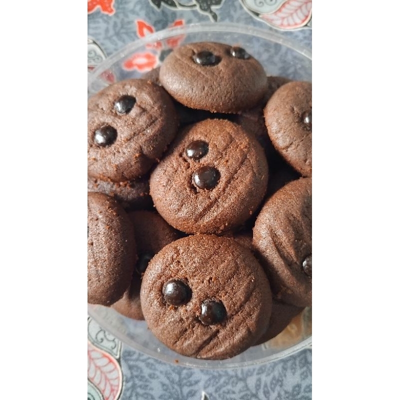 

CipsManis, kue kering coklat hitam
